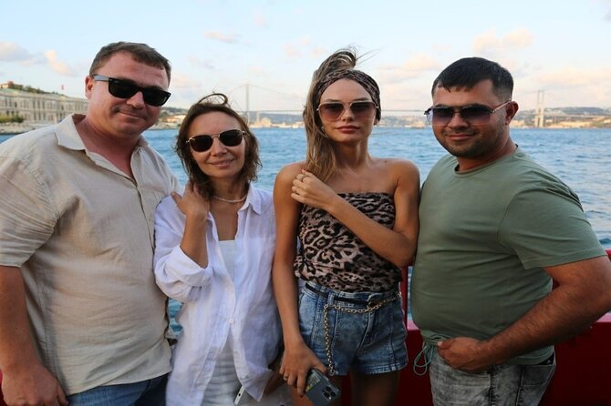 2 Hours Bosphorus Cruise Boat Tour in Istanbul - Asian-side moments: Beylerbeyi Palace and the view toward major landmarks