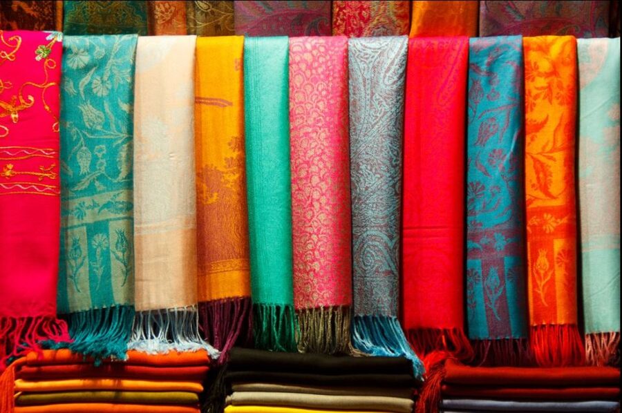 Istanbul: 4-Hour Turkish Shopping Experience - When the route includes extra shops: rugs and tea timing to watch