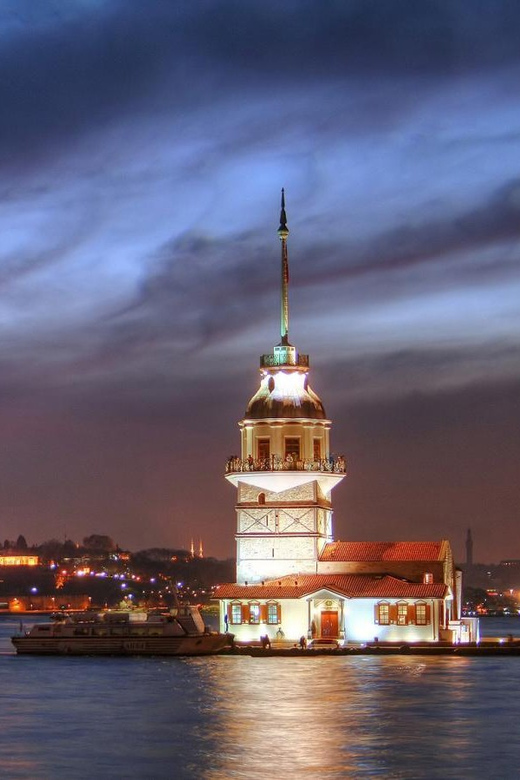 Istanbul: A short trip along the Bosphorus in the evening - Beylerbeyi and Çırağan Palace: the “shoreline power” stretch