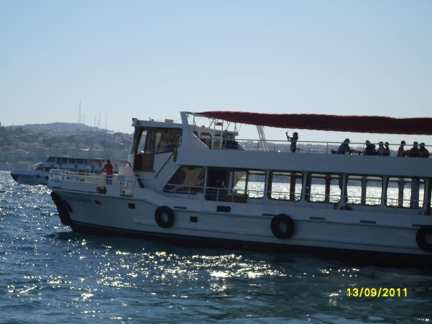 Istanbul: A short trip along the Bosphorus in the evening - Anadolu Fortress and Rumeli Fortress: defense meets the view