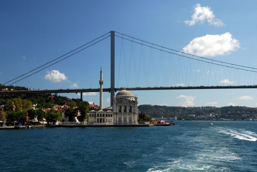 Istanbul: Afternoon Bosphorus Cruise and Spice Bazaar Tour - First stop: Yenj Mosque’s Spice Bazaar, built in 1660