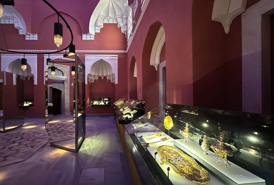 Istanbul: Blue Mosque, Hagia Sofia & Topkapi Palace Day Tour - Topkapi Palace: Ottoman power, museum rooms, and why the day can feel long