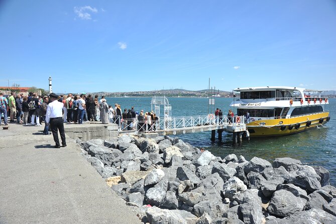 Istanbul: Bosphorus and Golden Horn Cruise with Audio Guide - Beylerbeyi Palace: Asian-side elegance from the shoreline line