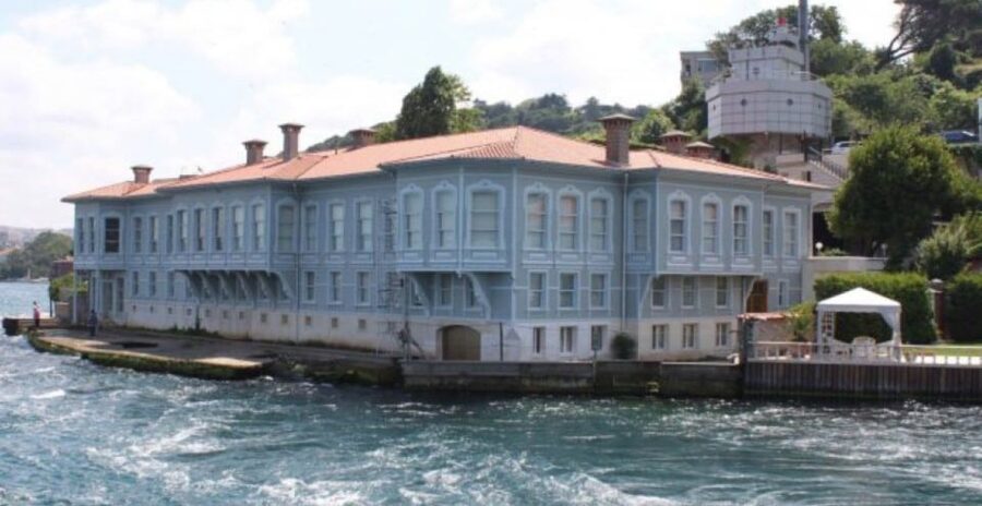 Istanbul: Bosphorus And Golden Horn Morning or Sunset Cruise - Maiden’s Tower and Topkapi Palace: closing sights you will recognize