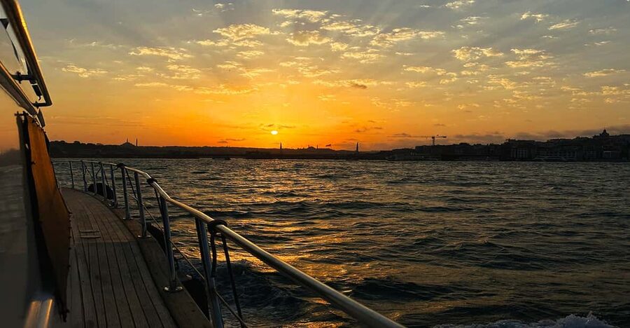 Istanbul: Bosphorus and Golden Horn Sunset Yacht Cruise - Dolmabahçe Palace and Ortaköy Mosque from the water