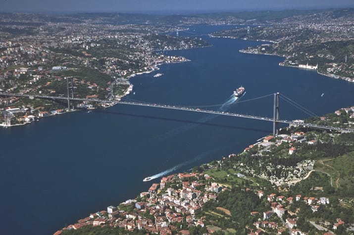 Istanbul: Bosphorus Cruise and Golden Horn Bus Tour - Balat Neighborhood Stops: Churches, a Jewish Hospital, and a Fortified Wall