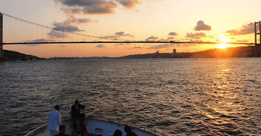 Istanbul: Bosphorus Dinner Cruise with Private Table & Show - Dinner on board: how the meal is structured and what you can choose