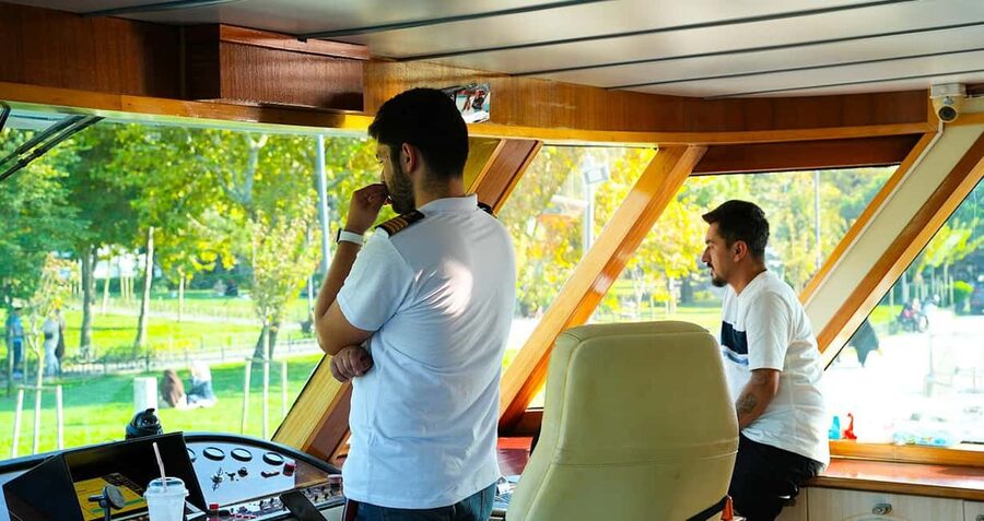 Istanbul: Bosphorus & Golden Horn Cruise Daytime or Sunset - Boat comfort, deck space, and what to bring