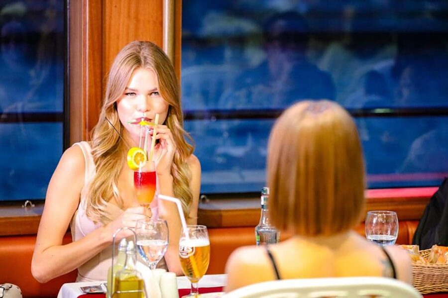 Istanbul: Bosphorus Night Dinner Cruise with Private Table - Drinks, the onboard vibe, and service quality