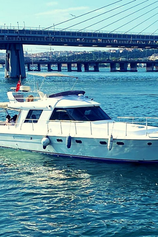 İstanbul: Bosphorus Private Yacht Cruise with Tea and Coffee - Tea, coffee, and snack timing on a private boat