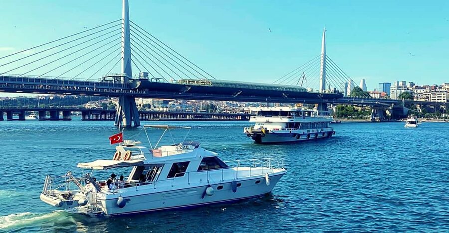 İstanbul: Bosphorus Private Yacht Cruise with Tea and Coffee - What you will see: Bosphorus Bridge, Ortaköy Mosque, and the palaces