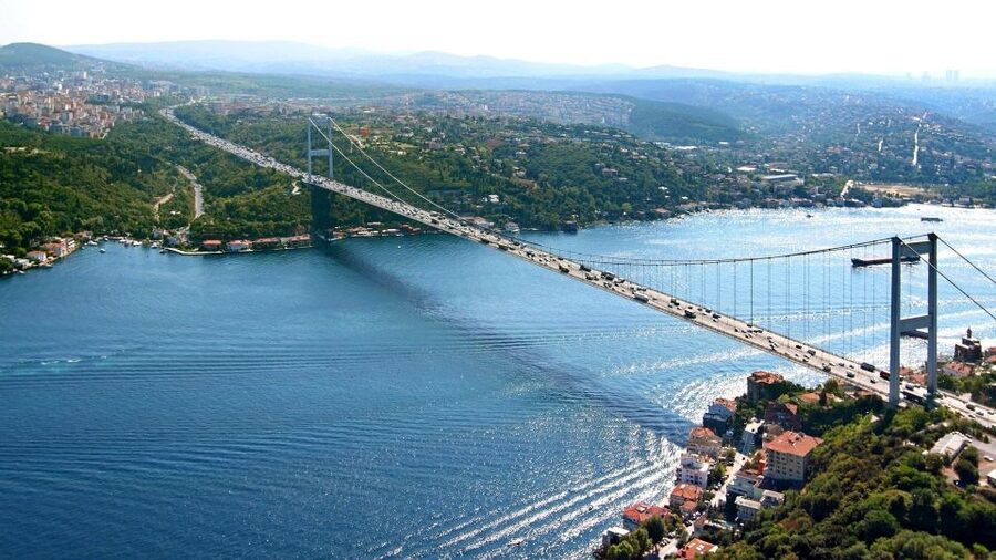 Istanbul: Bosphorus Sightseeing Boat Tour with Guide - Getting to the Boat in Sultanahmet: Simple, but Watch Your Bags