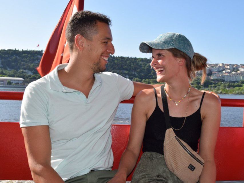 Istanbul: Bosphorus Sightseeing Cruise Tour with Audio Guide - Comfort, tea, Wi-Fi, and the crowded-boat tradeoffs