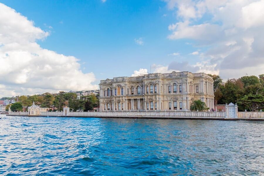 Istanbul: Bosphorus Strait Sightseeing Cruise & Audio Guide - Rumeli Hisarı: Fortress Energy and Ottoman-Era Context