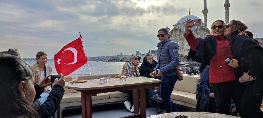 Istanbul: Bosphorus Sunset Cruise on Yacht with Live Guide - Asian Shore Palaces and Maidens Tower: The Photo Moment You Came For