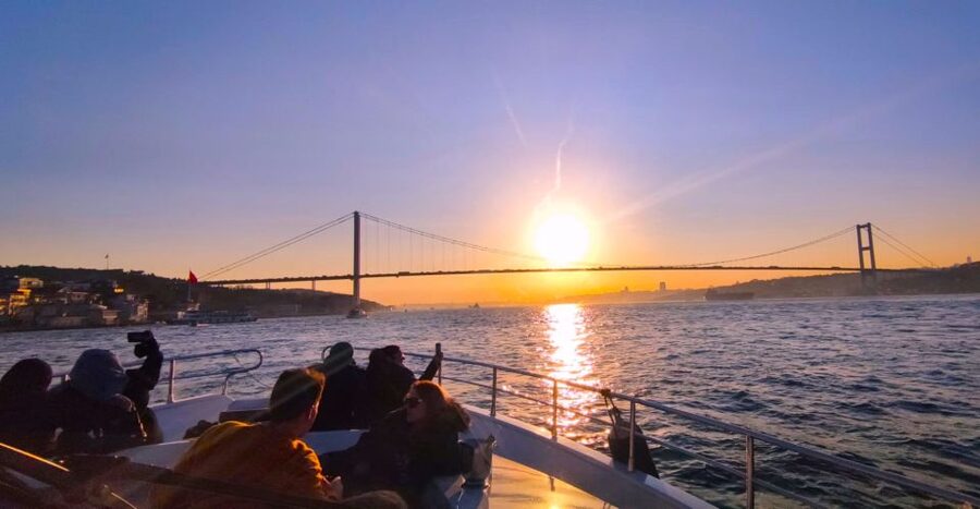 Istanbul: Bosphorus Sunset Cruise with Dinner - Golden Horn and Eminönü, plus spice bazaar views you can actually enjoy