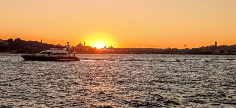 Istanbul: Bosphorus Sunset Cruise with Dinner - Buffet dinner that actually works on a moving boat