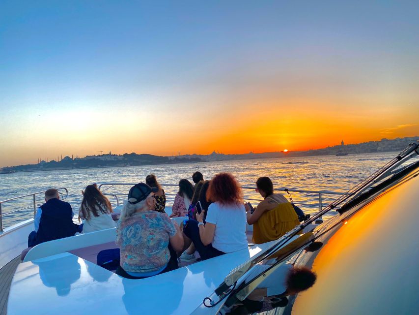 Istanbul: Bosphorus Sunset Cruise with Dinner - The guide and atmosphere: English narration with live music