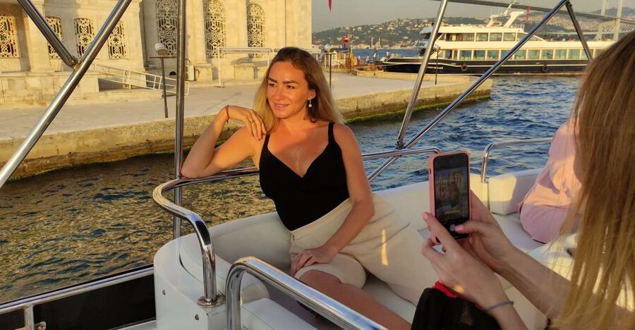 Istanbul: Bosphorus Sunset Cruise with Snacks and Wine - How the live guide makes the route more than a sightseeing loop