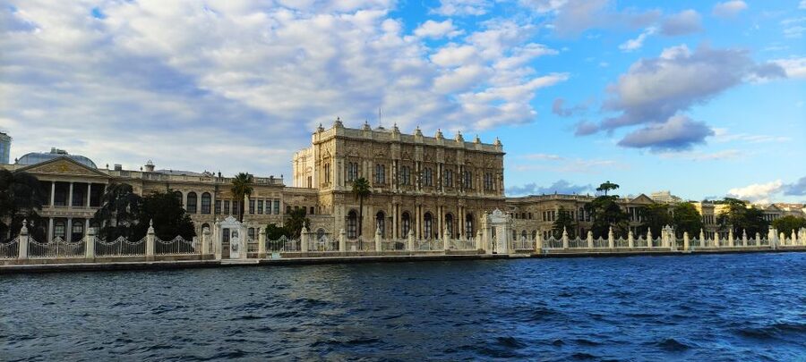 Istanbul: Bosphorus Sunset Cruise with Snacks and Wine - Why the Bosphorus at sunset feels like two cities in one rowboat