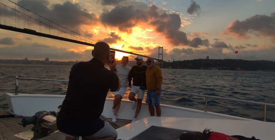 Istanbul: Bosphorus Sunset Cruise with Snacks and Wine - Settling in: what the 2-hour format does well