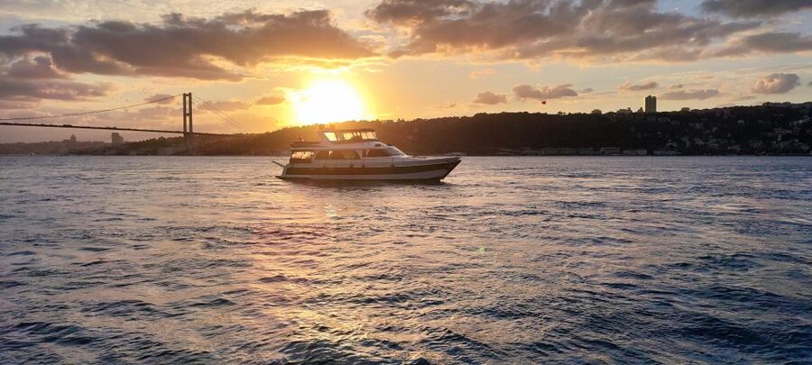Istanbul: Bosphorus Sunset Cruise with Snacks and Wine - Dolmabahçe Palace to Beşiktaş: starting with Istanbul’s grandeur