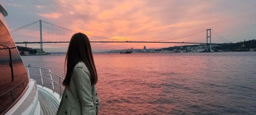 Istanbul: Bosphorus Sunset Cruise with Snacks and Wine - Anadolu Hisarı, Küçüksu Palace, and Maiden’s Tower: finishing with star power
