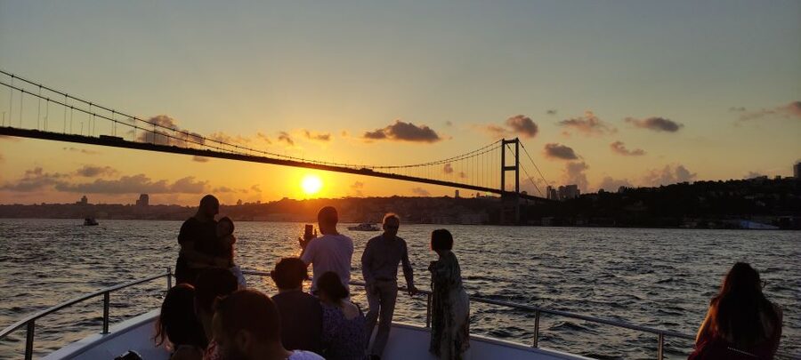 Istanbul: Bosphorus Sunset Cruise with Snacks and Wine - The included snacks and wine: why the small details matter