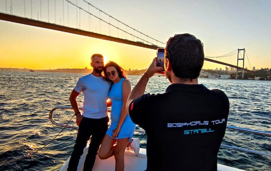 Istanbul: Bosphorus Sunset Yacht Cruise with Live Guide - What the yacht setup does for your viewing (and your photos)