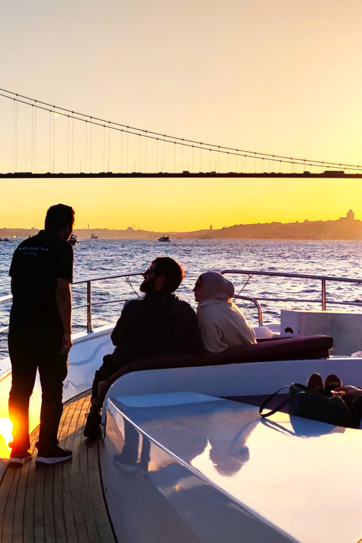 Istanbul: Bosphorus Sunset Yacht Cruise with Live Guide - Crossing toward the Asian side: Beylerbeyi, Üsküdar, and Maiden’s Tower