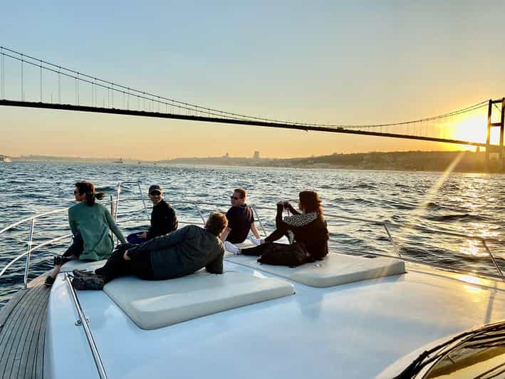 Istanbul: Bosphorus Yacht Cruise at Sunset with Snacks - What you see, from Dolmabahce Palace to Maiden’s Tower
