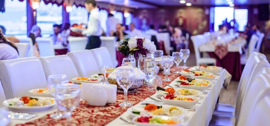 Istanbul: Dinner Cruise on the Bosphorus - Dinner Onboard: The 3-Course Meal and Drink Setup