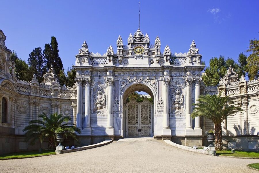 Istanbul: Dolmabahce Palace and Grand Bazaar Tour - How the tour turns rooms into a story