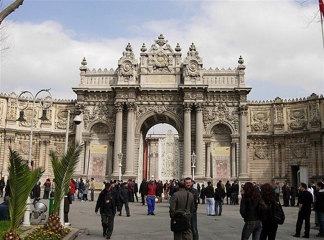 Istanbul: Dolmabahçe Palace and Uskudar Guided Tour - Üsküdar Ottoman quarter and mosque visits that add texture