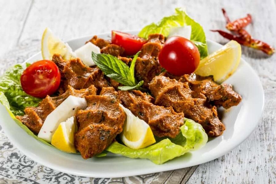 Istanbul: Eat Like a Turk with a Local Guide - Market Stop in Kadıköy: What to Watch for in 20 Minutes