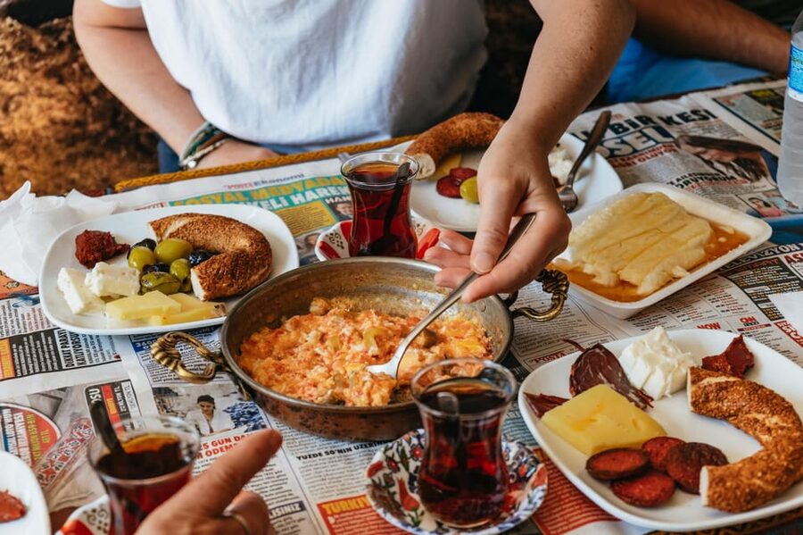 Istanbul: European and Asian Side Guided Foodie Walking Tour - Key things that make this tour worth your time