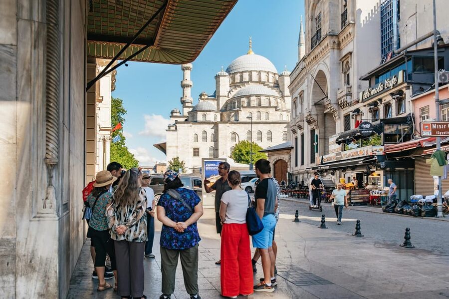 Istanbul: European and Asian Side Guided Foodie Walking Tour - Lunch in Kadıköy Çarşı: a full moment without losing the day