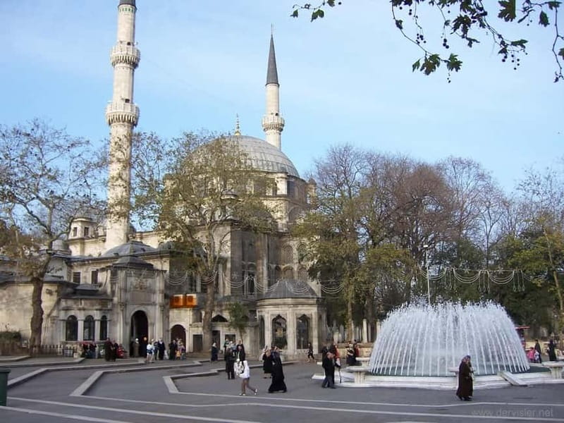 Istanbul: Guided Bosphorus Cruise & Golden Horn Bus Tour - Eyüp Sultan Mosque and the tomb of Abu Ayyub al-Ansari