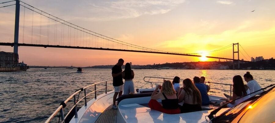 Istanbul: Guided Old City Tour and Bosphorus Sunset Cruise - Topkapi Palace and the Grand Bazaar, from palace life to trade chaos