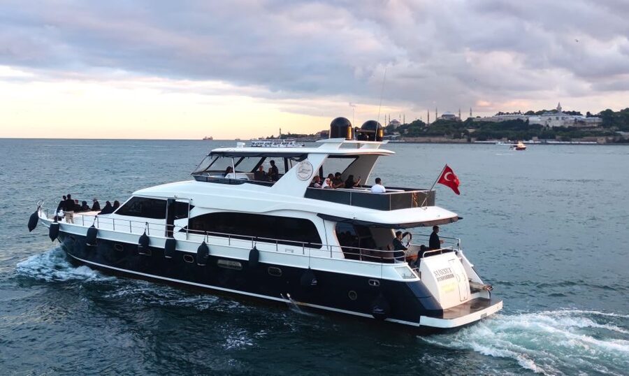Istanbul: Guided Old City Tour and Bosphorus Sunset Cruise - Terrace lunch and sweet snacks, a break that actually works