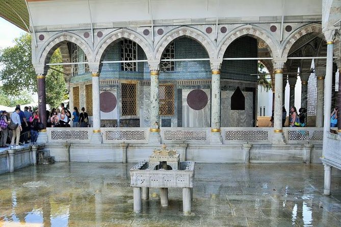 Istanbul Guided Tour Hagia Sophia, Topkapi, Cistern with Tickets - Topkapi Palace: priority entry plus just enough guidance before freedom