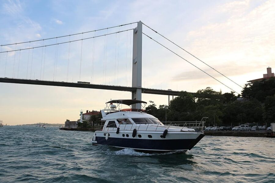 Istanbul: Luxury Yacht Tour at Sunset w Snacks - Finding the Yacht: Kabatas Tram Station to Kabatas Vapur Iskelesi