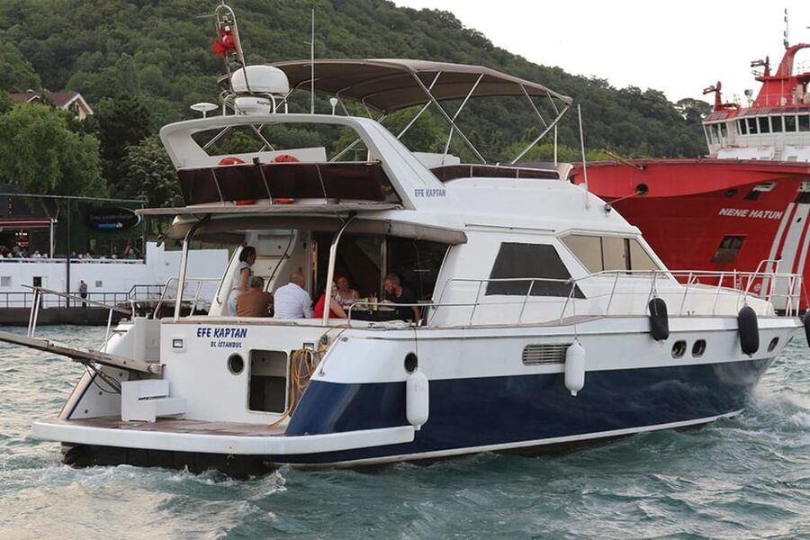 Istanbul: Luxury Yacht Tour at Sunset w Snacks - The Bosphorus Route: Dolmabahce, Bridges, Rumeli Fortress, Maiden’s Tower