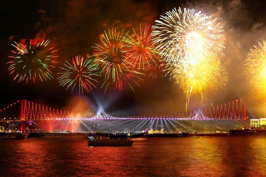 Istanbul: New Year's Eve Cruise Between Two Continents - A Bosphorus New Year’s Eve Party, Centered on Views