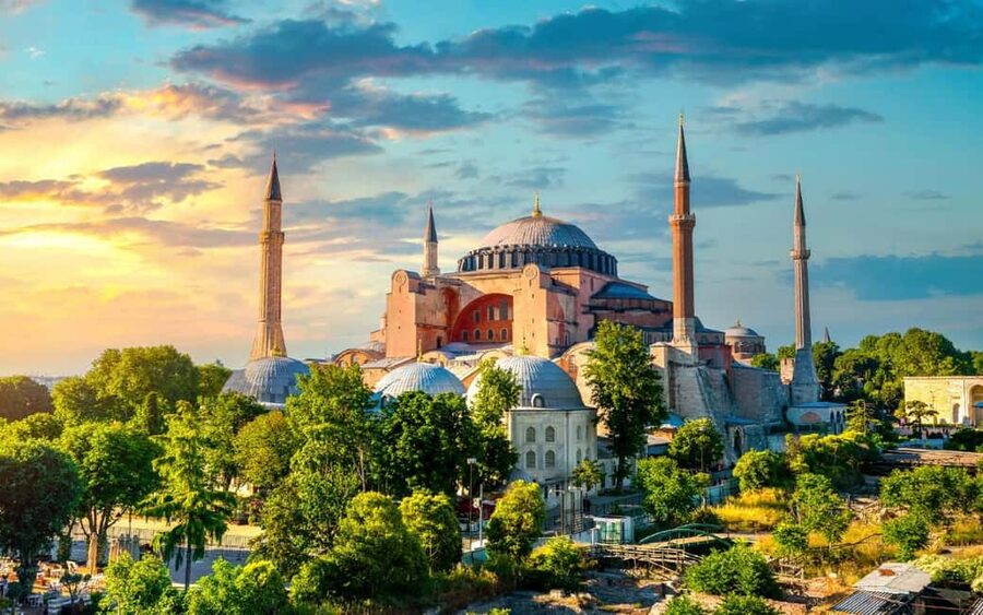 Istanbul: Old City And Bosphorus Bus Tour with Lunch - Hagia Sophia and the Blue Mosque: Iconic, But Entrance Fees Apply