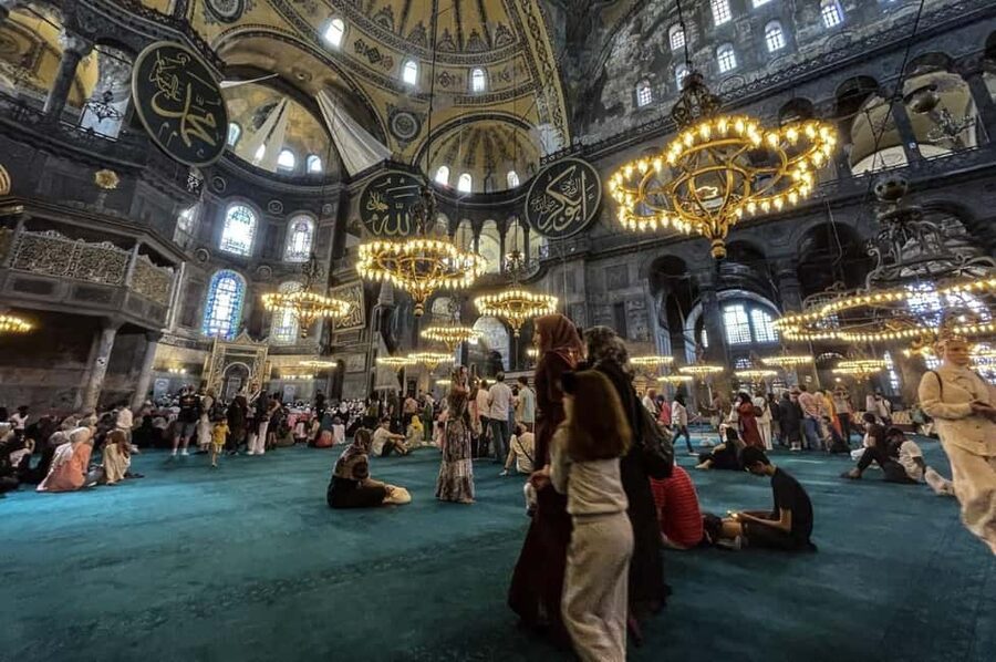 Istanbul: Old City And Bosphorus Bus Tour with Lunch - Sultanahmet Square and the Spice Bazaar: Smart Quick Hits