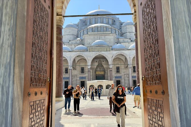 Istanbul Old City: Basilica Cistern - Blue Mosque - Grand Bazaar - Blue Mosque and Ottoman tiles: what to notice in 30 minutes
