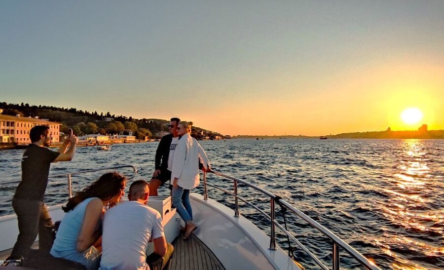 Istanbul: Old City Tour and Luxury Sunset Bosphorus Cruise - Getting your bearings around Sultanahmet Square and the hippodrome zone