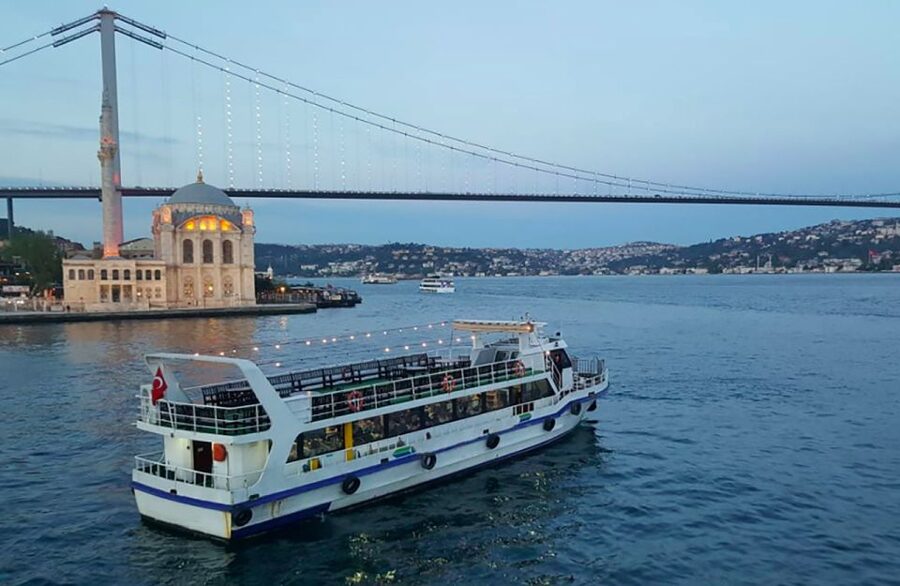 Istanbul: Old Town Highlights Tour & Bosphorus Cruise - Old Istanbul and the Bosphorus, packed into one 8-hour day
