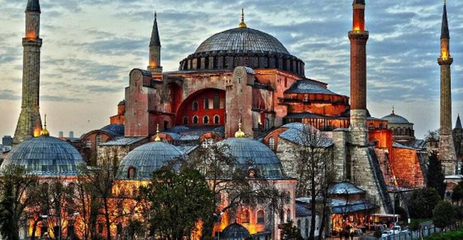 Istanbul: Old Town Tour and Bosphorus Lunch Cruise - Blue Mosque (Sultan Ahmet Camii): what makes it feel so commanding